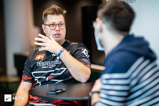 校园爱情故事：瓦学弟与go学长的意外亲密